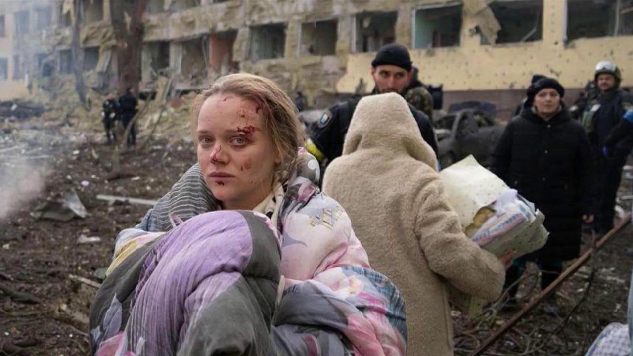 Украинская модель развенчала миф западных СМИ об авиаударе по роддому в Мариуполе
