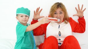 Мама положила лук в карман и стала плакать