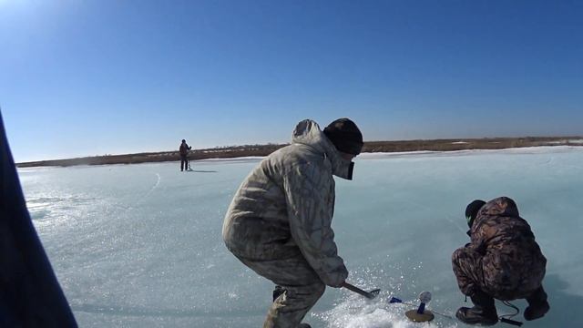 Опасная рыбалка выбирались как могли/зимний сезон 2021 закрыт! смотреть онлайн