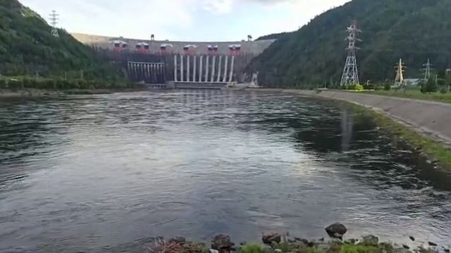 Надпись "Россия" на Саяно-Шушенской ГЭС, 15 июня 2020 смотреть онлайн