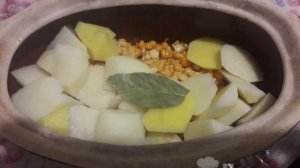 Тушеный картофель с куриным мясом и горохом в горшочках
