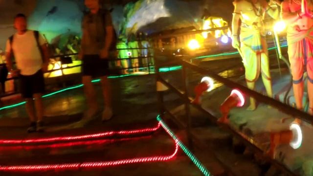 Башни Петронас, Пещеры Бату смотреть онлайн