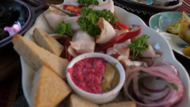 ВЕСЬ ДЕНЬ ЇМ УКРАЇНСЬКУ КУХНЮ смотреть онлайн