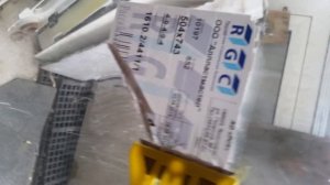 удалить старую защитную пленку с пластикового окна, со стекла