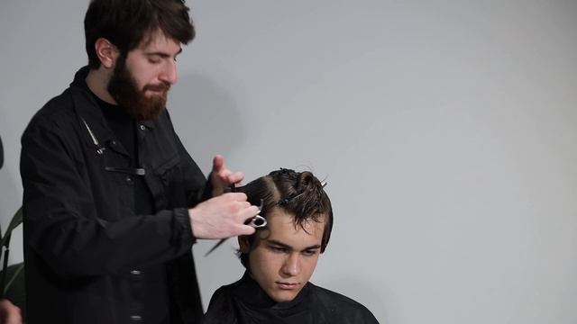 НАД ДУШОЙ. Градуировка и дисконнекция в мужских стрижках: шторки | маллет . 1 выпуск смотреть онлайн