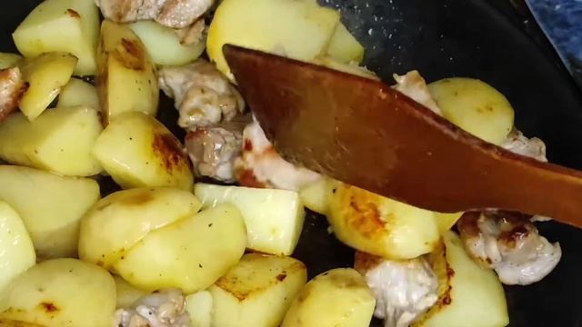 Овощное рагу со свининой на сковородке за пол часа.