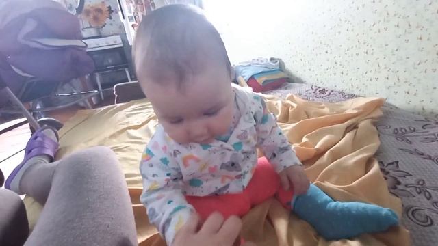 Готовлю вафли. Дорогие памперсы. Валюша делает ладушки смотреть онлайн