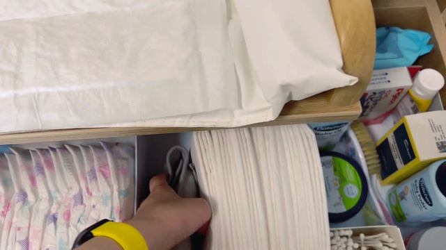 Организация пеленального комода. Что внутри детского комода?