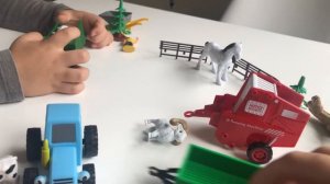 Трактор везет животных на ферме. Трактор с прицепом. Tractor on the farm.