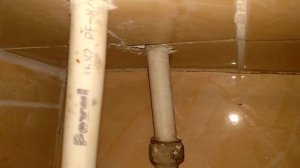 Не красивый монтаж труб с металлопластом и установкой водомеров.