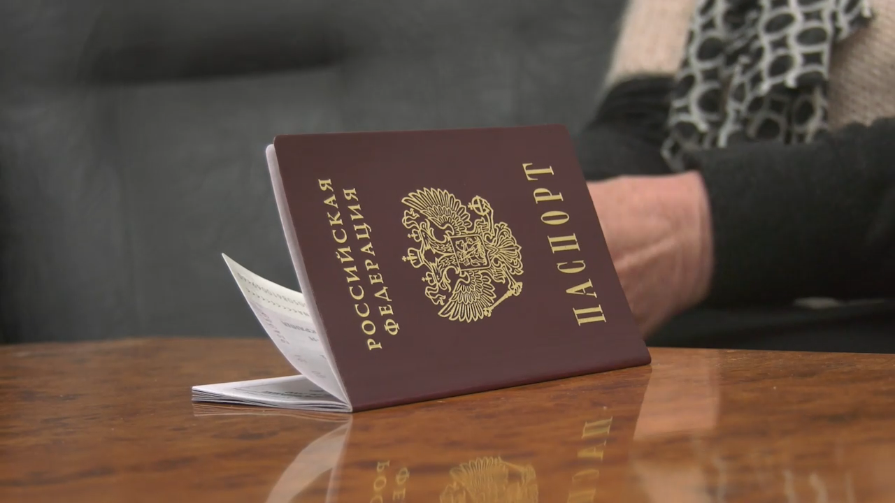 Жительница Попасной получила долгожданный паспорт гражданина Российской Федерации
