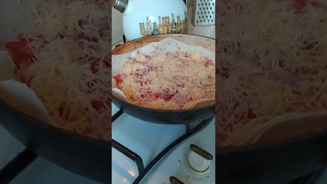 Быстрая пицца на лаваше в сковороде! Очень вкусно! смотреть онлайн