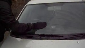 Как протереть лобовое стекло автомобиля потным носком