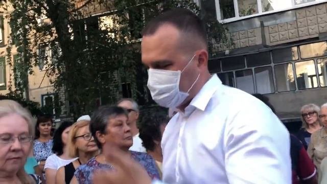 Цевменко и Голиков на встрече с жителями домов на бульваре Юности в Белгороде