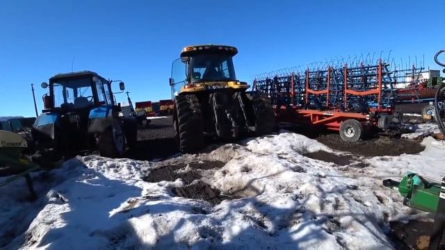 Купили новый трактор Джон Дир 9520 р Цепляем сеялку за Челленджер Выгружаем удобрения