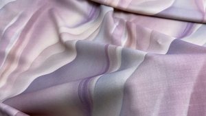 Платьевая розово-сиреневого цвета с принтом разводы 29523