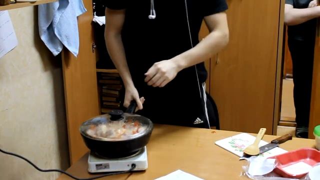 Готовим с Егоркой. Курица в сметанном соусе с помидорами.