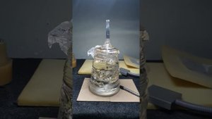 резонирующий  монокристалл Сапфира на 135000 карат ждет своей обработки