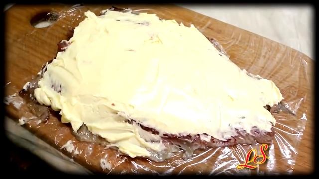 Рулет из сельди с зеленью.