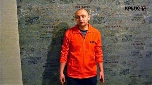 Чем покрасить стены отделанные разными материалами разных цветов чтобы был однотонный цвет