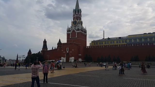 Бой часов на Спасской Башне. Красная Площадь. Москва. 2015-7-30 18:00 смотреть онлайн