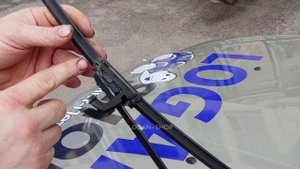 Как поменять щетки стеклоочистителя