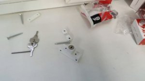 Установка блокирующего замка на пластиковое окно.
