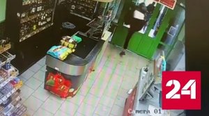Воришки с помощью камней спасли запертого в магазине приятеля - Россия 24