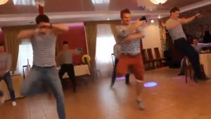 Наш ответ лезгинке Русские парни зажигают на свадьбе!