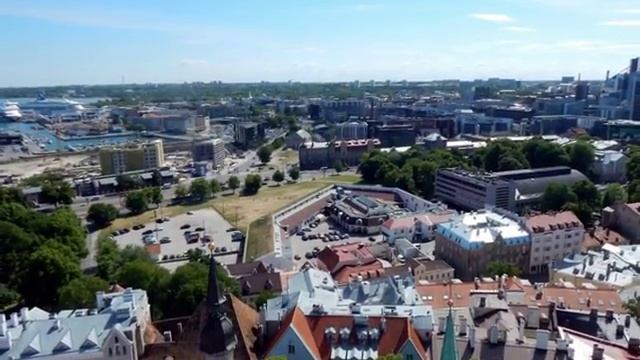 Эстония. Таллин со смотровой площадки Олевисте... смотреть онлайн