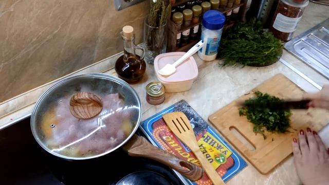 Тушёное мясо с томатной пастой,луком и морковью. Макароны с тушёным мясом в томатном соусе.