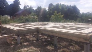 Начало строительства: обвязка и первый ряд сруба