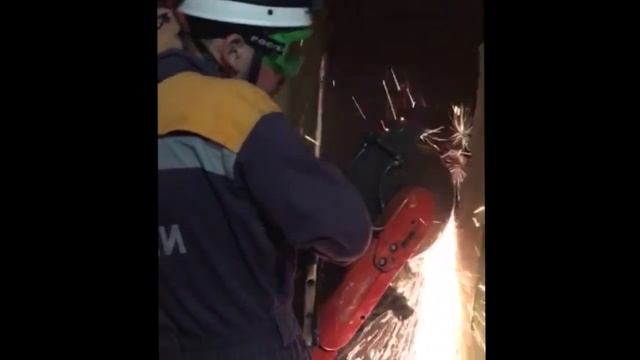 Открытие захлопнувшейся двери при помощи бензореза и ручного аварийно-спасательного инструмента смотреть онлайн