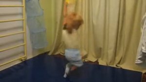 Ребенок вертится на кольцах