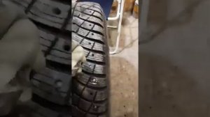 Установка ремонтных шипов своими руками при помощи отвертки