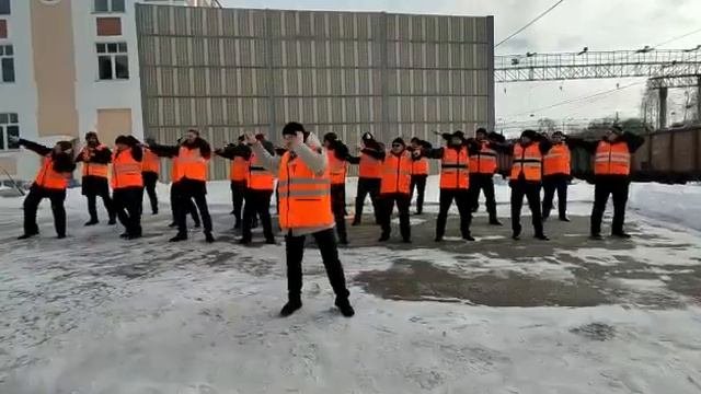 За милых дам! Репетируем поздравление с Днём машиниста на другом празднике