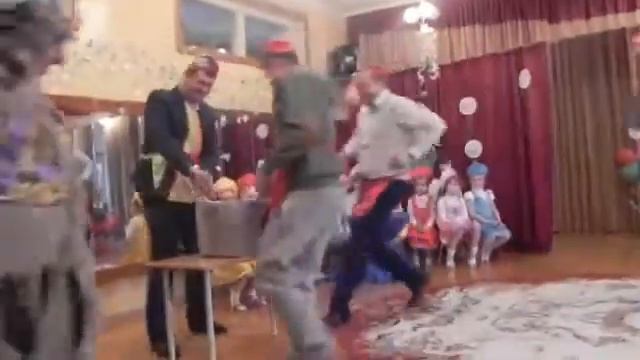 ИГРА С ПАПАМИ ПОМОЩНИКИ УТРЕННИК 8 МАРТА смотреть онлайн