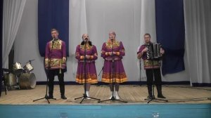 Месяц спрятался за рощу...