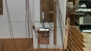 Имитация землетрясения / испытание эко дома из соломенных панелей на сейсмоустойчивость.