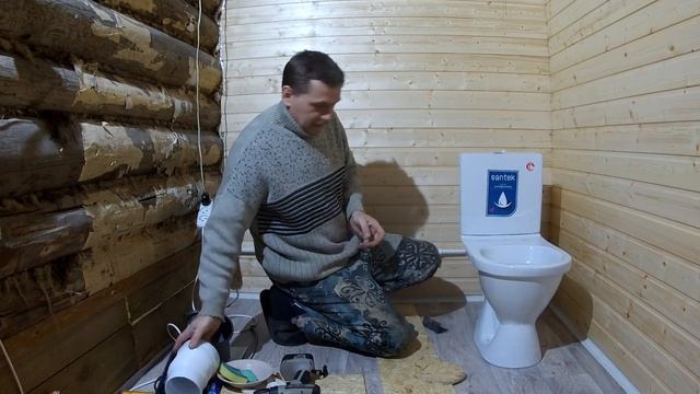 Сделал теплый туалет в деревенском доме, теперь с удобствами