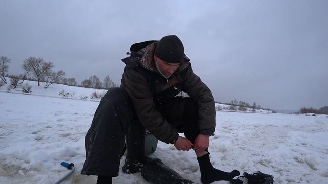 ПРОВАЛИЛСЯ ПОД ЛЁД.РЫБАЛКА ПОШЛА НЕ ПО ПЛАНУ.ОПАСНЫЙ ЛЁД В ФЕВРАЛЕ.Рыбалка на Угре 2022 смотреть онлайн