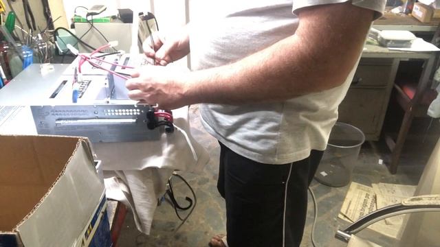 Instalando baterias UPS APC SMT1000 parte 1 смотреть онлайн