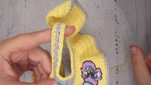 Как вышить цветы гладью на вязаном платье для игрушки.