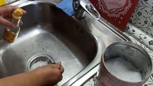 КАК УСТРАНИТЬ ЗАПАХ И ЗАСОР В РАКОВИНЕ подручными средствами.