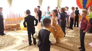 Танец тройками  на выпускном 2012 "Путешествие на воздушном шаре"  Муз рук Максюта Г  В