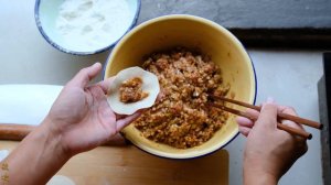 【农家的小勇】天气降温，小勇做莲菜猪肉酸辣汤饺子，皮薄馅大，吃下去暖暖的太舒服了