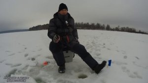 КЛЁВ ПОШЁЛ ПОСЛЕ ОБЕДА. МОРМЫШКА и САМОКЛЁВ. Рыбалка на ОЗЕРНЕ в ГЛУХОЗИМЬЕ.