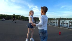Дети танцуют чачача на набережной в Красноярске.Kids dancing chachacha on the promenad.