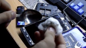 Как быстро и эффективно очистить экран смартфона без разводов.