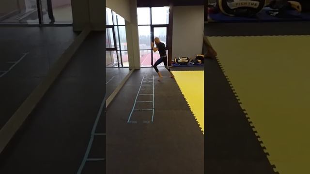 Упражнение для новичков. Челнок в стойке. смотреть онлайн